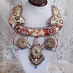Plastron Arc-En-Ciel Haute-Couture brodé avec un cabochon en porcelaine de Limoge, des cristaux de Swarovski et des nacres. 